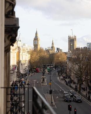 Spacious two-bed apartment 100m from Trafalgar sqr Apartment in City of Westminster
