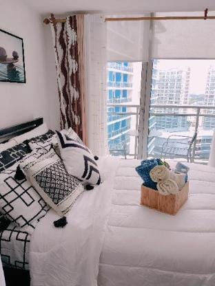 The Elite - Azure Staycation Azure Pool Beach View Apartment in Paranaque