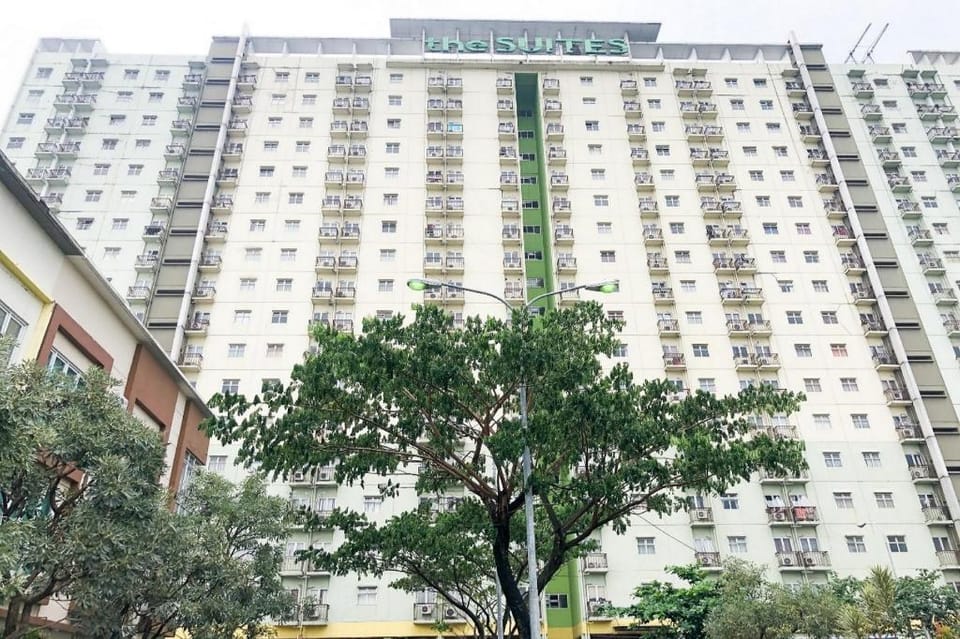 OYO 94238 The Suite Metro Apartment By Riz Living Hotel in Bandung