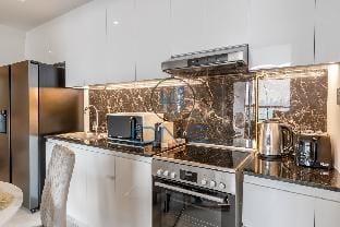 Premium 2BR with Dubai Skyline View! Vacation rental in Dubai