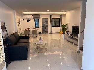 新房特惠-3卧3卫联排别墅-近海滩-步行街-门口超市-果蔬市场 Vacation rental in Pattaya City