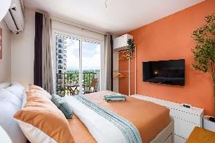 Elegant condo w/ balcony Near Airport, CCLEX Apartment in Lapu-Lapu City