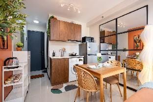 Elegant condo w/ balcony Near Airport, CCLEX Apartment in Lapu-Lapu City