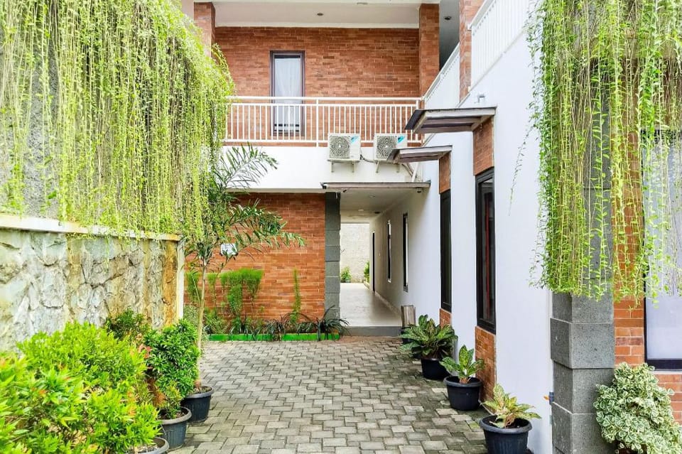 Urbanview DeJati House Jatikramat Bekasi Hotel in Jakarta
