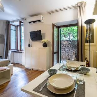 Romantic loft with private garden | Self check-in Apartment in Verona