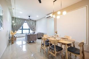 The Rest Nest Modern M Vertica 4BR Infinity Pool Apartment in Federal Territory of Kuala Lumpur