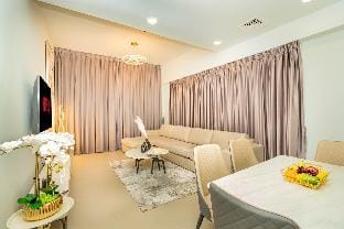 Modern 1-BR Close to Dubai Mall and Burj Khalifa Vacation rental in Dubai
