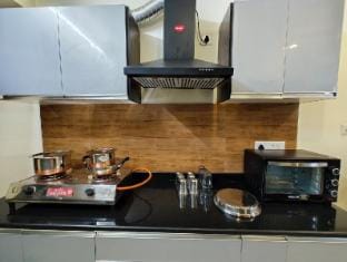 Silver Wings: Luxurious AC 2BHK 001 Apartment in Mysuru