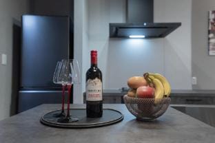Villa deLuxe@西九条  新築，USJ電車で5分，西九条駅徒歩3分，2室，最大6人 Vacation rental in Osaka
