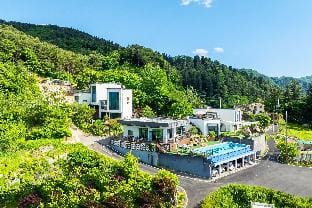 Gapyeong Bobo Dog Pool Villa Bed and Breakfast in Gyeonggi-do