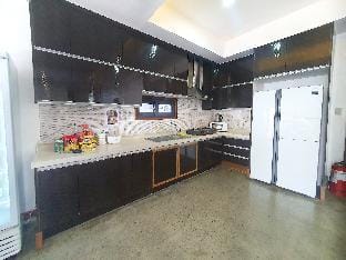 Spacious Villa 4BR (Villa B) - Koregon Pool Villas Villa in Angeles
