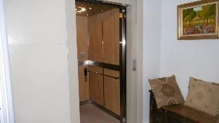 Classic France: AC bedrooms, central, garden, BBQ. Apartment in Occitanie