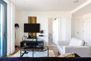Luxury Apt Near Canary Wharf Vacation rental in London