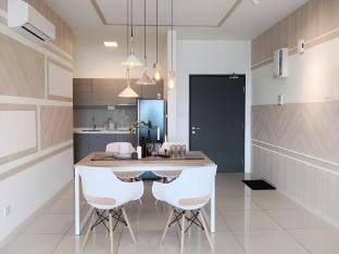 Emira Cozy & Clean KLIA/ShahAlam 2R2B 4-5 pax@WiFi Apartment in Subang Jaya