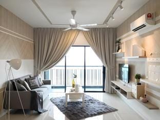 Emira Cozy & Clean KLIA/ShahAlam 2R2B 4-5 pax@WiFi Apartment in Subang Jaya