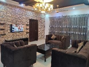 3 BR Serviced First Floor Near Expo Center Lahore Vacation rental in Lahore