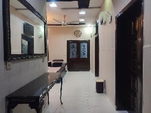 3 BR Serviced Ground Floor Near Expo Center Lahore Vacation rental in Lahore