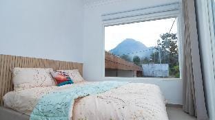 Villa Snyaman with Private Pool and Rooftop Villa in Batu