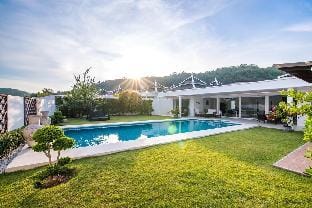 Hua Hin luxury pool villa by Falcon Hill 107 Vacation rental in Nong Kae