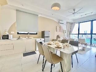 UrbanSuites #Creamy #Infinitypool #2BR2Bath #4pax Vacation rental in George Town