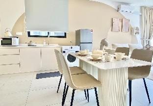 UrbanSuites #Creamy #Infinitypool #2BR2Bath #4pax Vacation rental in George Town