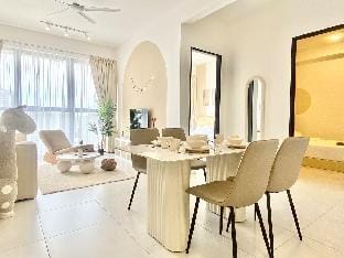 UrbanSuites #Creamy #Infinitypool #2BR2Bath #4pax Vacation rental in George Town