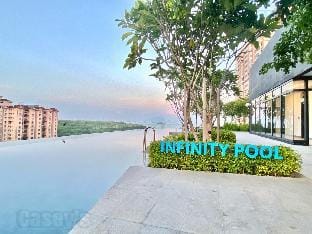 UrbanSuites #Walnut #Infinitypool #2BR1Bath #4pax Vacation rental in George Town