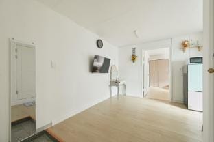 Hongdae  풀하우스 2/넓은공간2Room.홍대입구역(Exit7)도보로 2분.파티가능 Apartment in Seoul