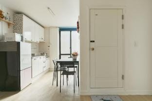 Hongdae 풀하우스2/넓은공간 2 Room. 홍대입구역(Exit7)도보로2분. 파티가능 Apartment in Seoul