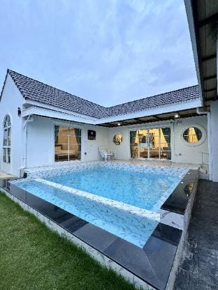 Luna Pool Villa Khonkaen  Villa in Laos