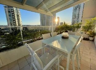 Oscar on Main 2B; Heart of Main Beach Ocean Views Apartment in Main Beach