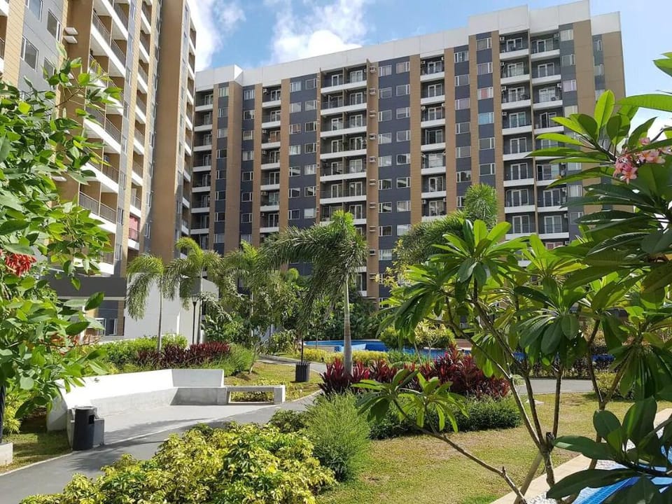 1BR Fully-Furnished Condo w/ Pools, Wi-Fi, Netflix Apartment in Antipolo