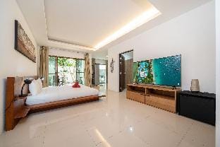 Tropical Pool Villa Oxavia for 14, NaiHarn Beach Villa in Rawai
