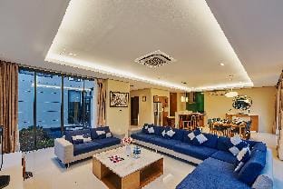 Deluxe 5 bedroom private pool  Villa in Danang Villa in Hoa Hai