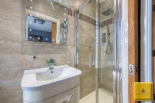 Discounts| NEC | BHX | Sleep 10 | 4 Bed, 3 Bath Vacation rental in Coventry