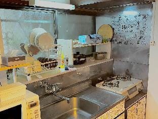 【2階建1棟貸し】#寝室4部屋/駅前商店街/無料高速Wi-Fi/羽田空港へ直行/エアコン完備 Vacation rental in Yokohama