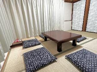 【2階建1棟貸し】#寝室4部屋/駅前商店街/無料高速Wi-Fi/羽田空港へ直行/エアコン完備 Vacation rental in Yokohama