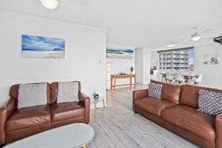 Iconic Burleigh Beachfront, 2 Bedroom Apartment Apartment in Burleigh Heads