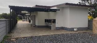 บ้านเดี่ยว สำหรับนักท่องเที่ยว พร้อมรถยนต์บริการ Vacation rental in Surat Thani Changwat