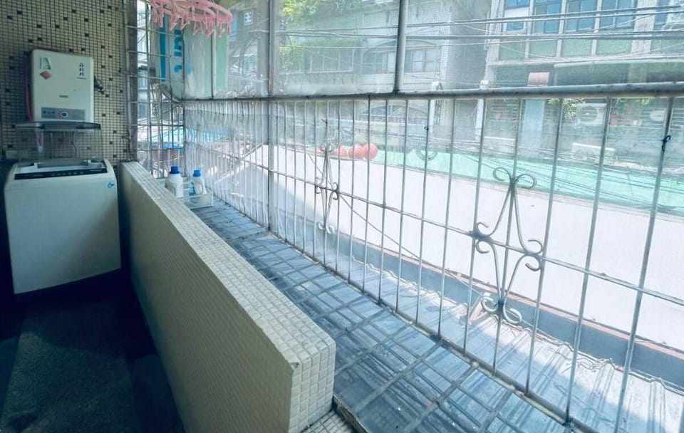 LJ200信義安和捷運站/101捷運站/201臨江街/信義商圈/臨江街夜市/4B1B/8PPL/2樓 Apartment in Taipei City