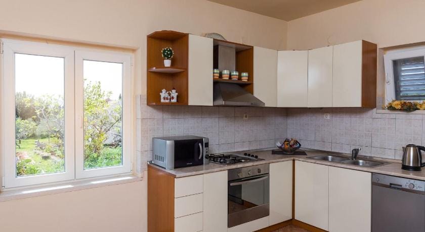 Apartment Ani - Two Bedroom Apartment with Terrace and Garden View Apartment in Dubrovnik-Neretva County