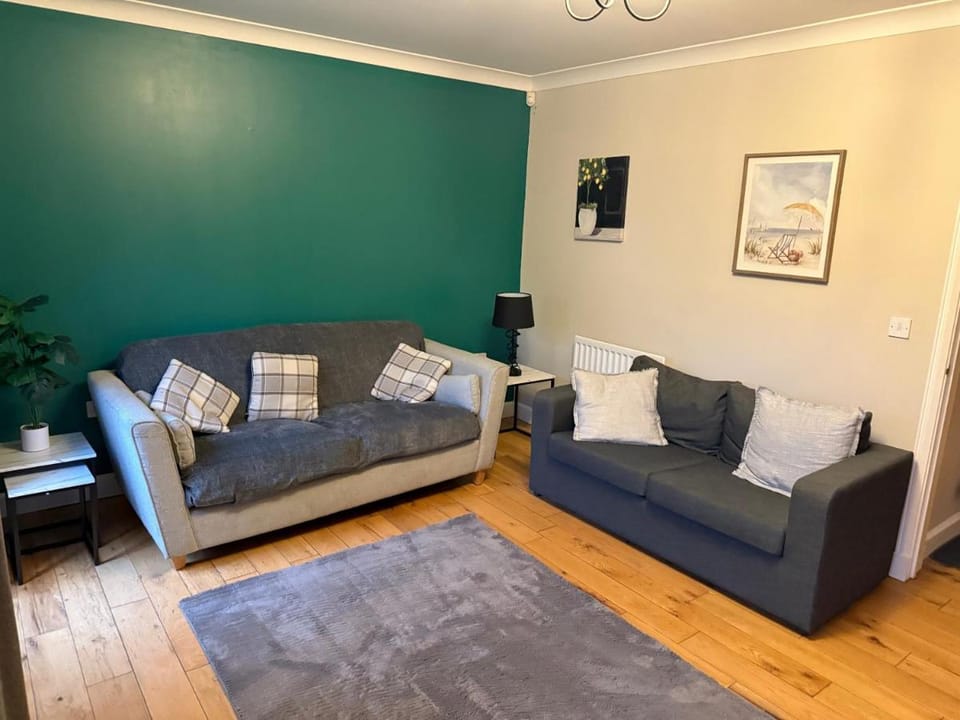 Spacious Contractor House for Families, Groups, and Free Parking Vacation rental in Yeovil