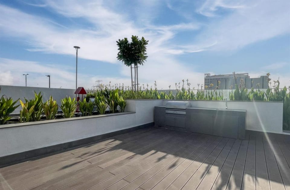Elite LUX Holiday Homes - Contemporary Comfort Studio in Azizi Riviera Apartment in Dubai