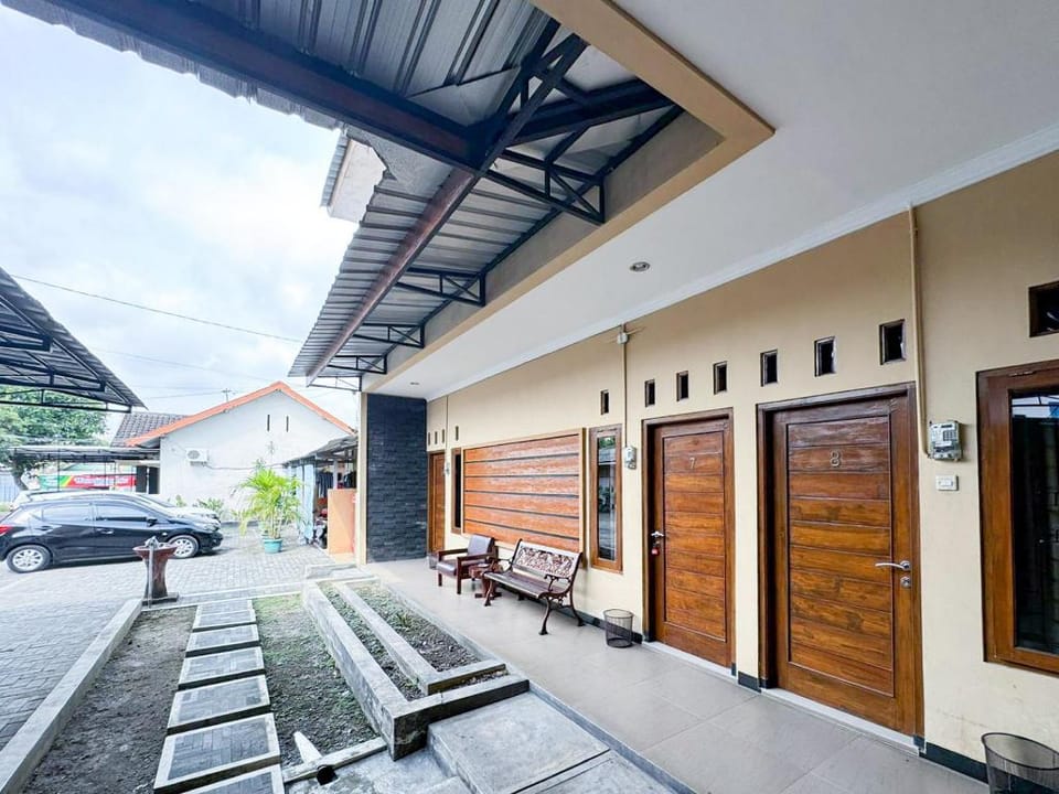 Al Abror Homestay Mandala Krida Mitra RedDoorz Hotel in Yogyakarta