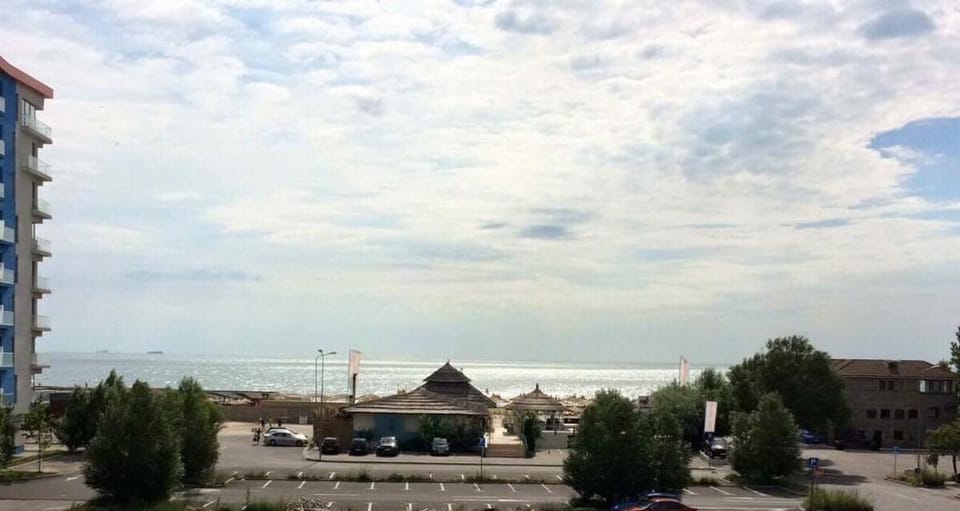 Beachfront Summerland Mamaia Relaxing Gateway Apartment in Constanta