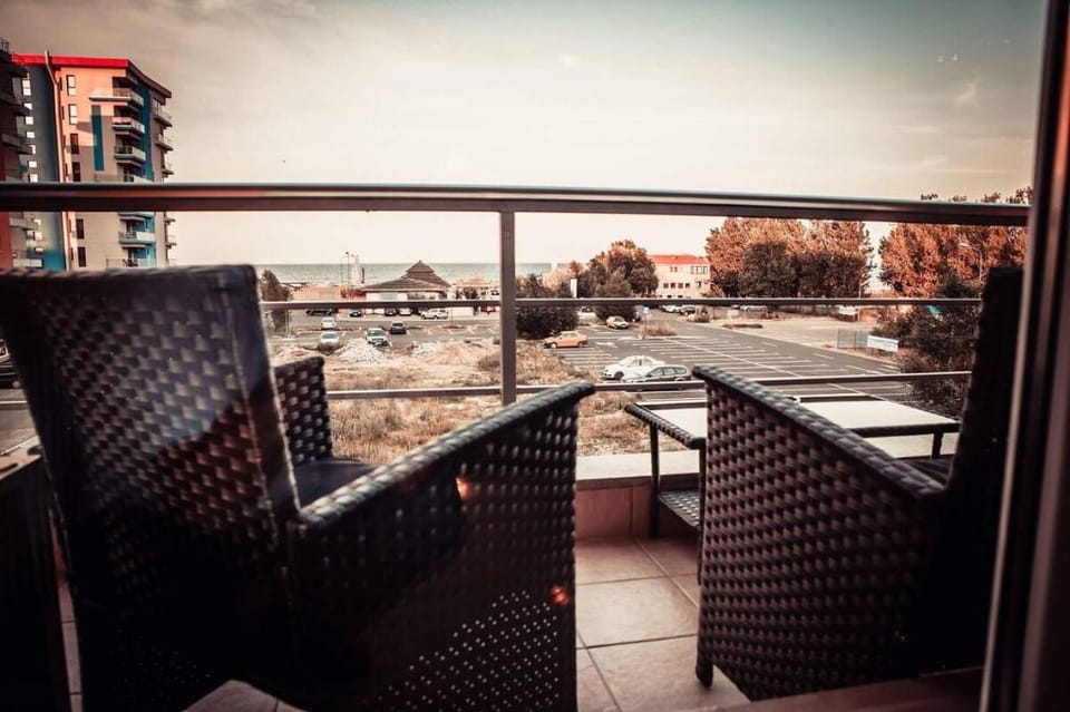 Beachfront Summerland Mamaia Relaxing Gateway Apartment in Constanta