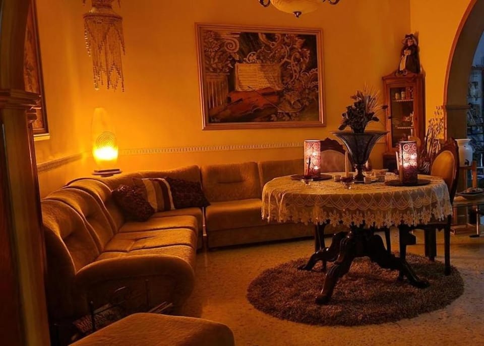 Spacious, traditional house in the center of Malta Hotel in Attard