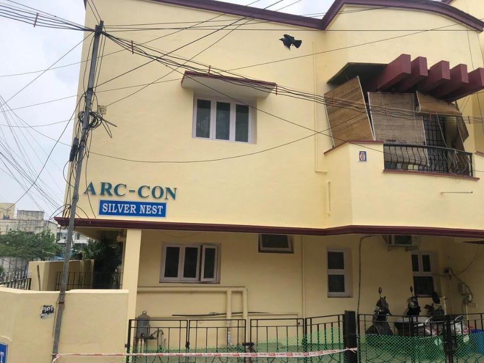 Spacious 2 BHK-Velachery: AC/Wifi/Kitchen/Car Park Apartment in Chennai