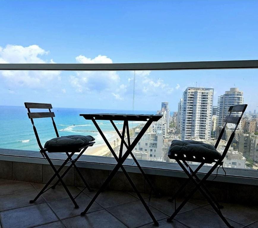 11GO to Bat Yam balcony/pool/parking! Apartment in Center District