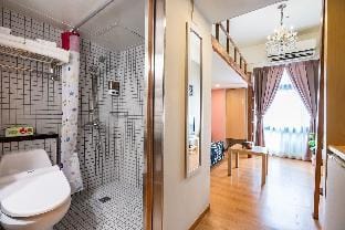 OG Apt w/ lift near Ximen MRT 西門町 近西門地鐵站 獨立浴室 西門站 Apartment in Taipei City